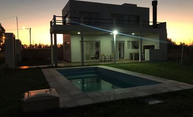 Casa en venta - 2 Dormitorios 2 Baños - Cochera - 375Mts2 - Playa Los Lobos, General Pueyrredón