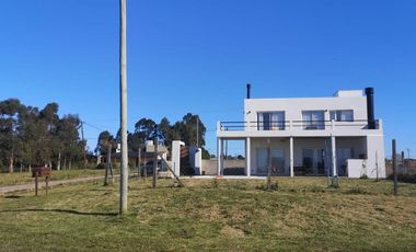 Casa en venta - 2 Dormitorios 2 Baños - Cochera - 375Mts2 - Playa Los Lobos, General Pueyrredón