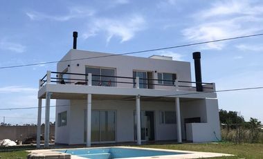 Casa en venta - 2 Dormitorios 2 Baños - Cochera - 375Mts2 - Playa Los Lobos, General Pueyrredón