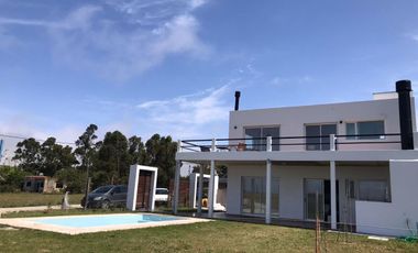 Casa en venta - 2 Dormitorios 2 Baños - Cochera - 375Mts2 - Playa Los Lobos, General Pueyrredón