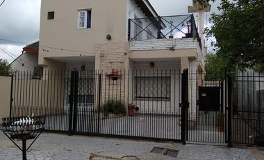 Casa en PH al Frente 3 dorm Cochera para 2 autos. L. de Zamora.