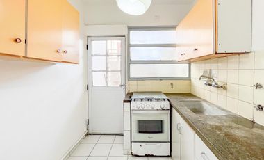 Depto 4 amb. al frente con balcón (con espacio de cochera). Barrio San José.