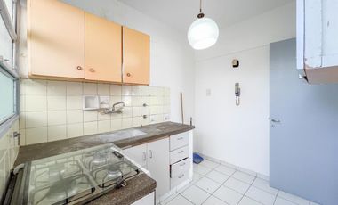 Depto 4 amb. al frente con balcón (con espacio de cochera). Barrio San José.