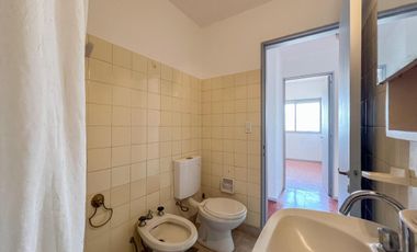 Depto 4 amb. al frente con balcón (con espacio de cochera). Barrio San José.