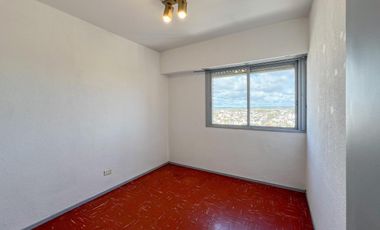 Depto 4 amb. al frente con balcón (con espacio de cochera). Barrio San José.