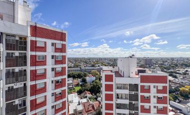 Depto 4 amb. al frente con balcón (con espacio de cochera). Barrio San José.
