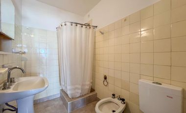 Depto 4 amb. al frente con balcón (con espacio de cochera). Barrio San José.