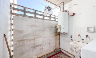 Depto 4 amb. al frente con balcón (con espacio de cochera). Barrio San José.