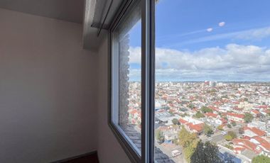 Depto 4 amb. al frente con balcón (con espacio de cochera). Barrio San José.