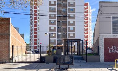 Depto 4 amb. al frente con balcón (con espacio de cochera). Barrio San José.