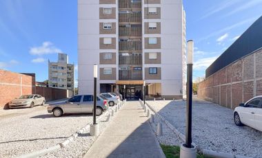 Depto 4 amb. al frente con balcón (con espacio de cochera). Barrio San José.