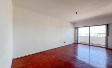 Depto 4 amb. al frente con balcón (con espacio de cochera). Barrio San José.