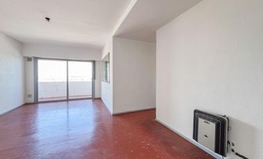 Depto 4 amb. al frente con balcón (con espacio de cochera). Barrio San José.