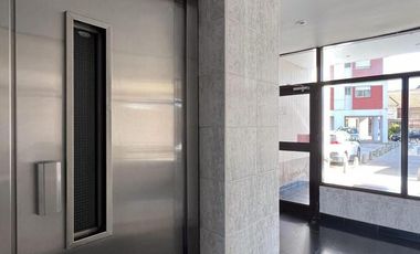 Depto 4 amb. al frente con balcón (con espacio de cochera). Barrio San José.