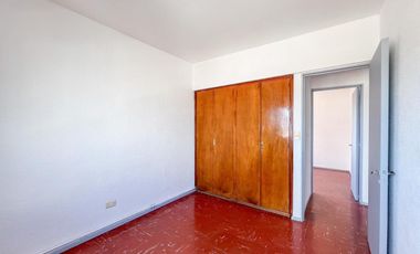 Depto 4 amb. al frente con balcón (con espacio de cochera). Barrio San José.