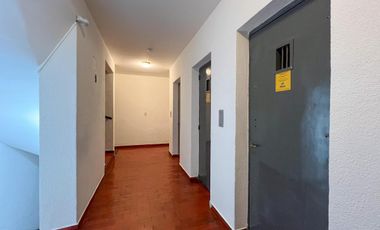 Depto 4 amb. al frente con balcón (con espacio de cochera). Barrio San José.