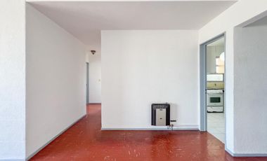 Depto 4 amb. al frente con balcón (con espacio de cochera). Barrio San José.