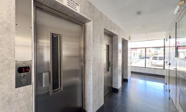 Depto 4 amb. al frente con balcón (con espacio de cochera). Barrio San José.