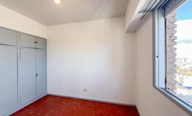 Depto 4 amb. al frente con balcón (con espacio de cochera). Barrio San José.