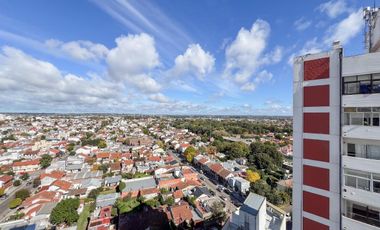 Depto 4 amb. al frente con balcón (con espacio de cochera). Barrio San José.