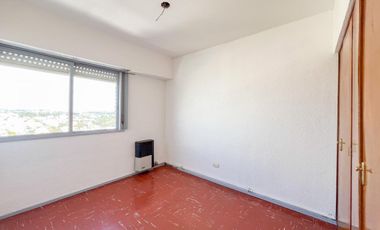 Depto 4 amb. al frente con balcón (con espacio de cochera). Barrio San José.