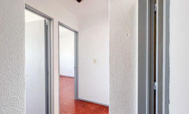 Depto 4 amb. al frente con balcón (con espacio de cochera). Barrio San José.