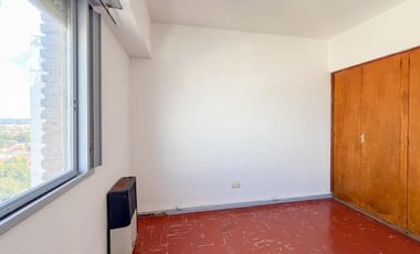 Depto 4 amb. al frente con balcón (con espacio de cochera). Barrio San José.