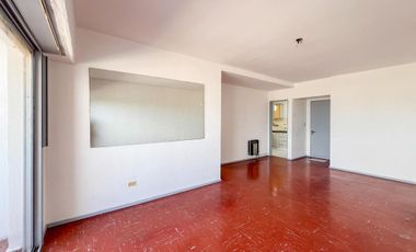 Depto 4 amb. al frente con balcón (con espacio de cochera). Barrio San José.