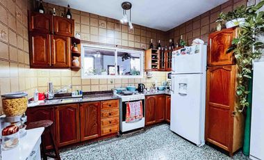 Casa en venta - 2 Dormitorios 1 Baño - Cocheras - 420Mts2 - Berisso