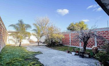 Casa en venta - 2 Dormitorios 1 Baño - Cocheras - 420Mts2 - Berisso