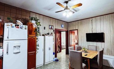 Casa en venta - 2 Dormitorios 1 Baño - Cocheras - 420Mts2 - Berisso