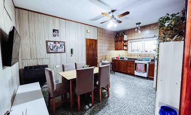 Casa en venta - 2 Dormitorios 1 Baño - Cocheras - 420Mts2 - Berisso