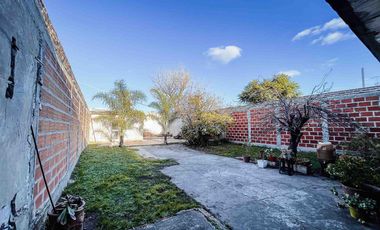 Casa en venta - 2 Dormitorios 1 Baño - Cocheras - 420Mts2 - Berisso