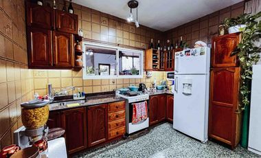 Casa en venta - 2 Dormitorios 1 Baño - Cocheras - 420Mts2 - Berisso