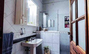 Casa en venta - 2 Dormitorios 1 Baño - Cocheras - 420Mts2 - Berisso