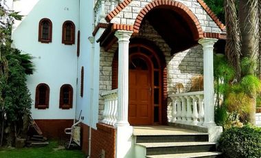 Casa en venta - 5 Dormitorios 4 Baños - 1.400mts2 - Bosques, Florencio Varela