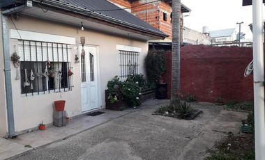 Casa en venta - 4 Dormitorios 2 Baños - Quilmes Oeste