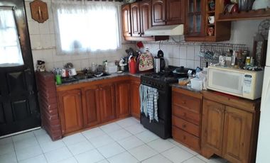 Casa en venta - 4 Dormitorios 2 Baños - Quilmes Oeste