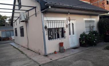 Casa en venta - 4 Dormitorios 2 Baños - Quilmes Oeste