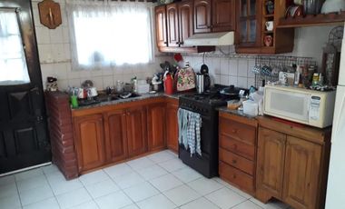 Casa en venta - 4 Dormitorios 2 Baños - Quilmes Oeste