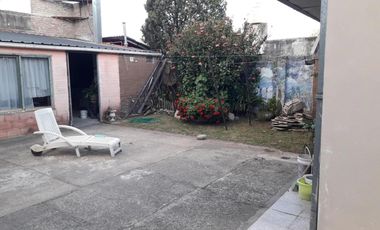 Casa en venta - 4 Dormitorios 2 Baños - Quilmes Oeste
