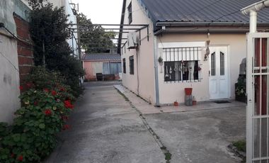Casa en venta - 4 Dormitorios 2 Baños - Quilmes Oeste