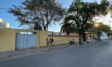 Casa y Local en Urquiza y Aguado - Amplio terreno