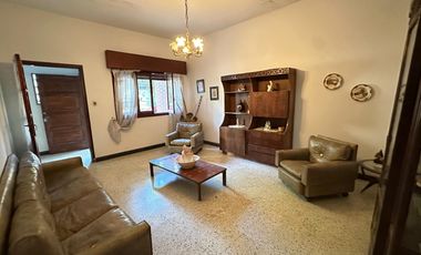 Casa y Local en Urquiza y Aguado - Amplio terreno