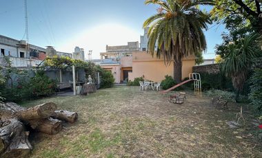 Casa y Local en Urquiza y Aguado - Amplio terreno