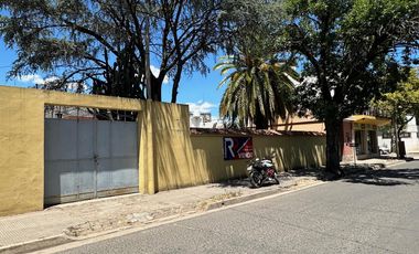 Casa y Local en Urquiza y Aguado - Amplio terreno