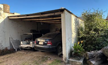 Casa y Local en Urquiza y Aguado - Amplio terreno