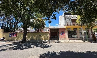 Casa y Local en Urquiza y Aguado - Amplio terreno