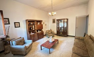 Casa y Local en Urquiza y Aguado - Amplio terreno