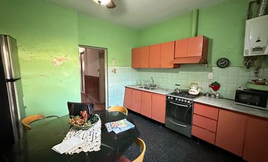 Casa y Local en Urquiza y Aguado - Amplio terreno